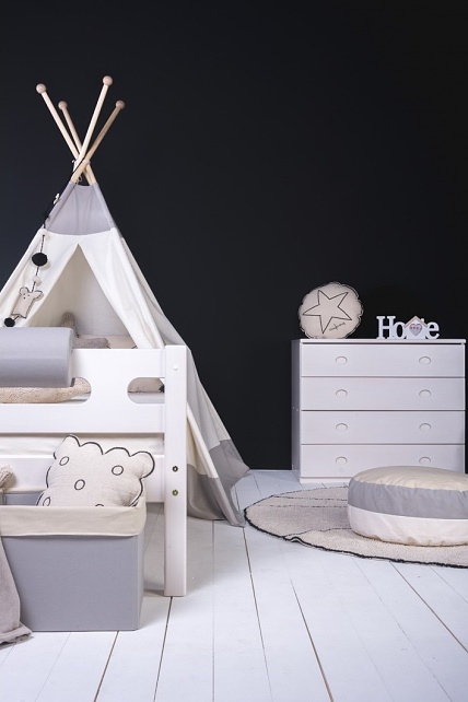 Masívna detská posteľ benjamin bubbles 90x200cm s teepee - výber.

 

Predstavujeme vám detskú posteľ Benjamin Bubbles, ktorej súčasťou je už spomínané teepee.

 

Detská posteľ Benjamin Bubbles je ideálnym kusom nábytku pre všetkých, ktorí ocenia funkčnosť a moderný dizajn, rovnako ako kvalitu a presnosť spracovania.

 

Prepadli ste kúzlu masívneho nábytku?

 

Detská posteľ Benjamin Bubbles je vyrobená z vysoko kvalitného bukového dreva.

 

Súčasťou ceny postele je masívna detská posteľ Benjamin Bubbles 90x200cm a veľký textilný stan TEEPEE.

 

Masívnú detskú posteľ Benjamin Bubbles s TEEPEE je možné doplniť o prístelku, úložné priestory, opierky, chrániče a tiež vankúše.

 

TEEPEE je možno využiť aj ako samostatne stojaci stan.

 

Všetok nábytok patriaci do kolekcie Benjamin Bubbles nájdete v súvisiacich produktoch. 


Základom nábytku z kolekcie Benjamin Bubbles je kvalitná surovina - bukové drevo pochádzajúce z českých a slovenských lesov.