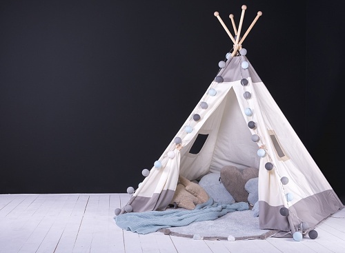 Masívna detská posteľ benjamin bubbles 90x200cm s teepee - výber.

 

Predstavujeme vám detskú posteľ Benjamin Bubbles, ktorej súčasťou je už spomínané teepee.

 

Detská posteľ Benjamin Bubbles je ideálnym kusom nábytku pre všetkých, ktorí ocenia funkčnosť a moderný dizajn, rovnako ako kvalitu a presnosť spracovania.

 

Prepadli ste kúzlu masívneho nábytku?

 

Detská posteľ Benjamin Bubbles je vyrobená z vysoko kvalitného bukového dreva.

 

Súčasťou ceny postele je masívna detská posteľ Benjamin Bubbles 90x200cm a veľký textilný stan TEEPEE.

 

Masívnú detskú posteľ Benjamin Bubbles s TEEPEE je možné doplniť o prístelku, úložné priestory, opierky, chrániče a tiež vankúše.

 

TEEPEE je možno využiť aj ako samostatne stojaci stan.

 

Všetok nábytok patriaci do kolekcie Benjamin Bubbles nájdete v súvisiacich produktoch. 


Základom nábytku z kolekcie Benjamin Bubbles je kvalitná surovina - bukové drevo pochádzajúce z českých a slovenských lesov.