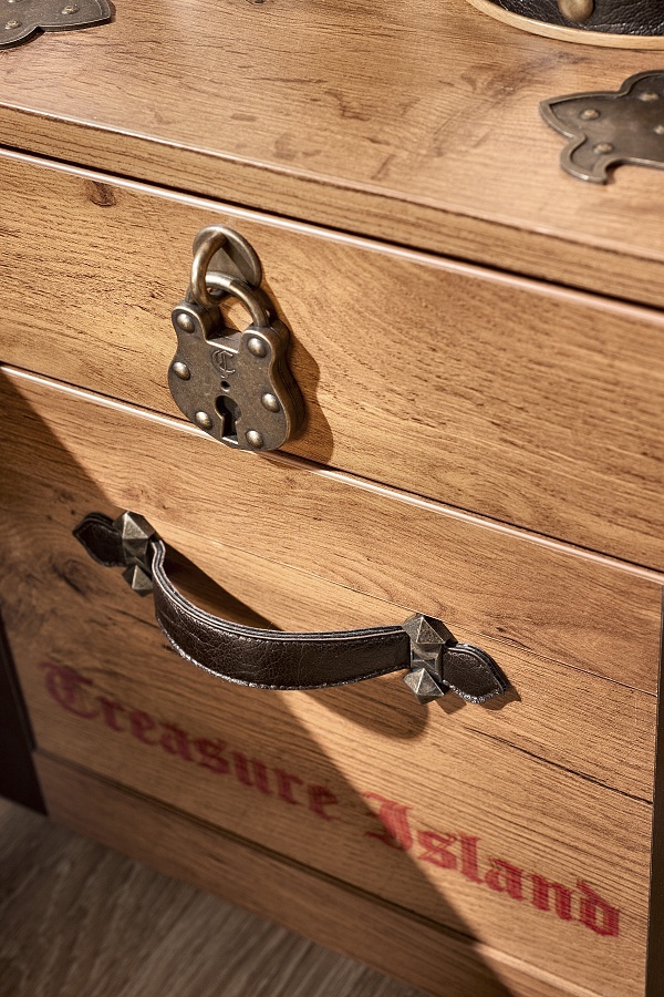 Detský nočný stolík jack - dub lancelot.

 

Úložný priestor nájdete v dvoch zásuvkách.

 

Zbožňuje vaše dieťa hranie na pirátov?

 

Dizajn stolíka je starostlivo prepracovaný do najmenších detailov.

 

Kolekcia Jack je vyrobená v zaujímavom dubovom dekore lancelot v kombinácii s originálnymi potlačami pirátskej tematiky.

 

Všetok nábytok patriaci do kolekcie Jack nájdete nižšie v súvisiacich produktoch.