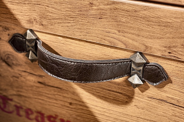 Detský nočný stolík jack - dub lancelot.

 

Úložný priestor nájdete v dvoch zásuvkách.

 

Zbožňuje vaše dieťa hranie na pirátov?

 

Dizajn stolíka je starostlivo prepracovaný do najmenších detailov.

 

Kolekcia Jack je vyrobená v zaujímavom dubovom dekore lancelot v kombinácii s originálnymi potlačami pirátskej tematiky.

 

Všetok nábytok patriaci do kolekcie Jack nájdete nižšie v súvisiacich produktoch.