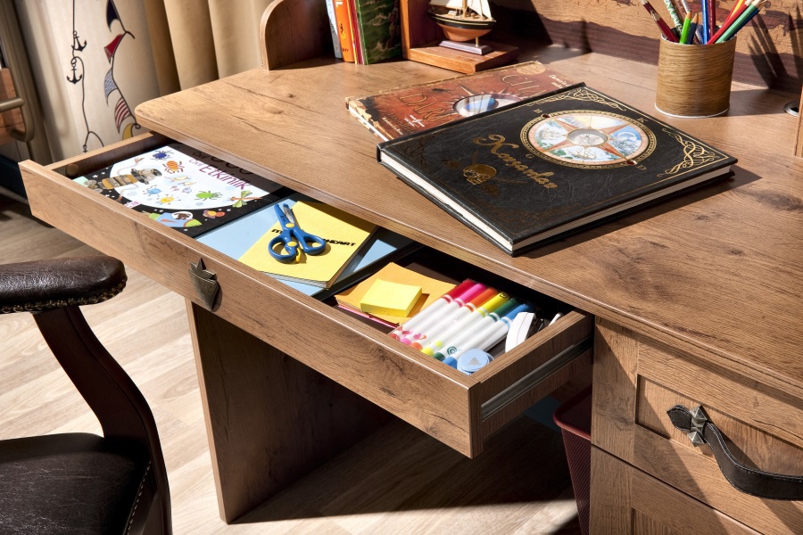 Detský písací stôl jack - dub lancelot.

 

Dôležitým kritériom písacieho stola je tiež odkladacia plocha a množstvo úložného priestoru.

 

Písací stôl je inšpirovaný pirátskou tematikou, rovnako ako ostatný nábytok z tejto kolekcie.

 

Design písacieho stola je starostlivo prepracovaný do najmenších detailov.

 

Kolekcia Jack je vyrobená v zaujímavom dubovom dekore lancelot v kombinácii s originálnymi potlačami pirátskej tematiky.

 

Všetok nábytok patriaci do kolekcie Jack nájdete nižšie v súvisiacich produktoch.