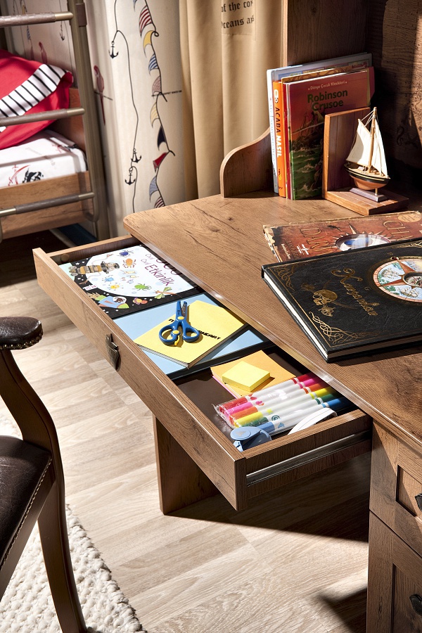 Detský písací stôl jack s nadstavcom - dub lancelot.

 

Dôležitým kritériom písacieho stola je tiež odkladacia plocha a množstvo úložného priestoru.

 

Písací stôl je inšpirovaný pirátskou tematikou, rovnako ako ostatný nábytok z tejto kolekcie.

 

Design písacieho stola je starostlivo prepracovaný do najmenších detailov.

 

Kolekcia Jack je vyrobená v zaujímavom dubovom dekore lancelot v kombinácii s originálnymi potlačami pirátskej tematiky.

 

Všetok nábytok patriaci do kolekcie Jack nájdete nižšie v súvisiacich produktoch.