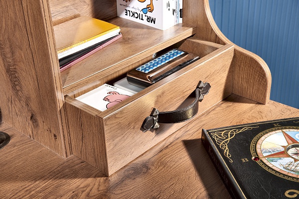 Nadstavec nad písací stôl jack - dub lancelot.

 

Zaobstaraním nadstavce získate ďalší priestor na školské potreby a pritom vám nebude zaberať podlahovú plochu.

 

Zbožňuje vaše dieťa hranie na pirátov?

 

Dizajn nástavca je starostlivo prepracovaný do najmenších detailov.

 

Kolekcia Jack je vyrobená v zaujímavom dubovom dekore lancelot v kombinácii s originálnymi potlačami pirátskej tematiky.

 

Všetok nábytok patriaci do kolekcie Jack nájdete nižšie v súvisiacich produktoch.