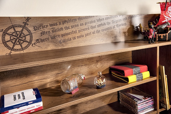 Nadstavec nad písací stôl jack - dub lancelot.

 

Zaobstaraním nadstavce získate ďalší priestor na školské potreby a pritom vám nebude zaberať podlahovú plochu.

 

Zbožňuje vaše dieťa hranie na pirátov?

 

Dizajn nástavca je starostlivo prepracovaný do najmenších detailov.

 

Kolekcia Jack je vyrobená v zaujímavom dubovom dekore lancelot v kombinácii s originálnymi potlačami pirátskej tematiky.

 

Všetok nábytok patriaci do kolekcie Jack nájdete nižšie v súvisiacich produktoch.