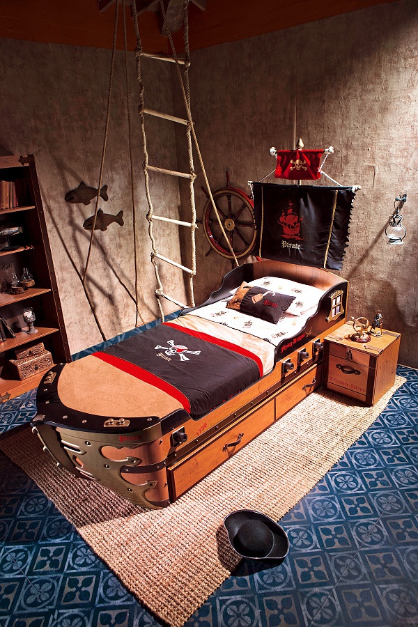 Detská posteľ jack 90x190cm v tvare lode s úložným priestorom - dub.

 

Máte doma snílka, ktorý sa chce stať pánom morí?

 

Zbožňuje váš malý kapitán hranie na pirátov?

 

Trápi vás nedostatok miesta v detskej izbe?

 

Ložná plocha postele je 90x190cm.

 

K posteli je možné zaobstarať aj vyobrazené obliečky alebo prehoz. 

 

Kolekcia Jack je vyrobená v zaujímavom dubovom dekore lancelot v kombinácii s originálnymi potlačami pirátskej tematiky.

 

Všetok nábytok patriaci do kolekcie Jack a vhodné matrace nájdete nižšie v súvisiacich produktoch.