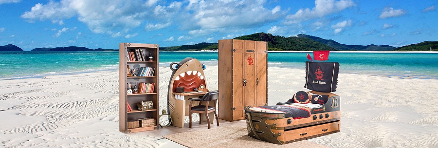 Detská posteľ jack 90x190cm v tvare lode s úložným priestorom - dub.

 

Máte doma snílka, ktorý sa chce stať pánom morí?

 

Zbožňuje váš malý kapitán hranie na pirátov?

 

Trápi vás nedostatok miesta v detskej izbe?

 

Ložná plocha postele je 90x190cm.

 

K posteli je možné zaobstarať aj vyobrazené obliečky alebo prehoz. 

 

Kolekcia Jack je vyrobená v zaujímavom dubovom dekore lancelot v kombinácii s originálnymi potlačami pirátskej tematiky.

 

Všetok nábytok patriaci do kolekcie Jack a vhodné matrace nájdete nižšie v súvisiacich produktoch.