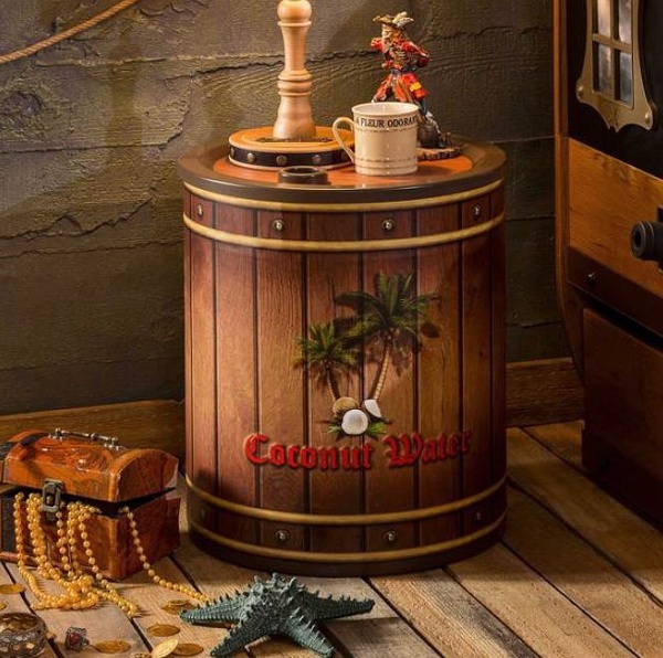 Nočný stolík v tvare suda jack - hnedá.

 

Stolík nielenže poskytuje odkladaciu plochu, ale dokonca ponúka aj úložný priestor.

 

Zbožňuje vaše dieťa hranie na pirátov?

 

Dizajn stolíka je starostlivo prepracovaný do najmenších detailov.

 

Všetok nábytok patriaci do kolekcie Jack nájdete nižšie v súvisiacich produktoch.