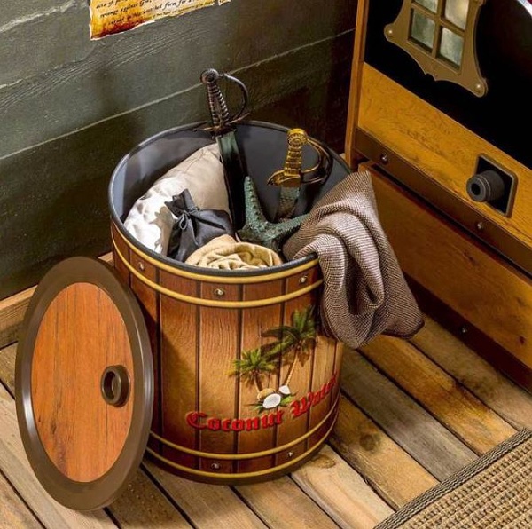 Nočný stolík v tvare suda jack - hnedá.

 

Stolík nielenže poskytuje odkladaciu plochu, ale dokonca ponúka aj úložný priestor.

 

Zbožňuje vaše dieťa hranie na pirátov?

 

Dizajn stolíka je starostlivo prepracovaný do najmenších detailov.

 

Všetok nábytok patriaci do kolekcie Jack nájdete nižšie v súvisiacich produktoch.