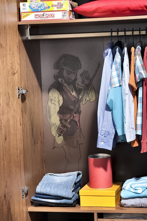 Trojdverová šatníková skriňa jack - dub lancelot.

 

Skriňa je po stránke dizajnovej je starostlivo prepracovaná do najmenších detailov.

 

Šatníková skriňa Jack disponuje skvelým vnútorným usporiadaním.

 

Šatníková skriňa Jack je inšpirovaná pirátskou tematikou, rovnako ako ostatný nábytok z tejto kolekcie.

 

Šatníková skriňa Jack je vyrobená z kvalitného lamina a posilnená MDF.

 

Kolekcia Jack je vyrobená v zaujímavom dubovom dekore lancelot v kombinácii s originálnymi potlačami pirátskej tematiky.

 

Všetok nábytok patriaci do kolekcie Jack nájdete nižšie v súvisiacich produktoch.