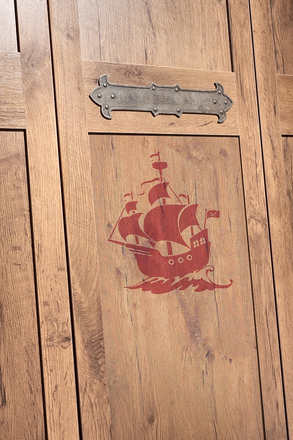 Trojdverová šatníková skriňa jack - dub lancelot.

 

Skriňa je po stránke dizajnovej je starostlivo prepracovaná do najmenších detailov.

 

Šatníková skriňa Jack disponuje skvelým vnútorným usporiadaním.

 

Šatníková skriňa Jack je inšpirovaná pirátskou tematikou, rovnako ako ostatný nábytok z tejto kolekcie.

 

Šatníková skriňa Jack je vyrobená z kvalitného lamina a posilnená MDF.

 

Kolekcia Jack je vyrobená v zaujímavom dubovom dekore lancelot v kombinácii s originálnymi potlačami pirátskej tematiky.

 

Všetok nábytok patriaci do kolekcie Jack nájdete nižšie v súvisiacich produktoch.