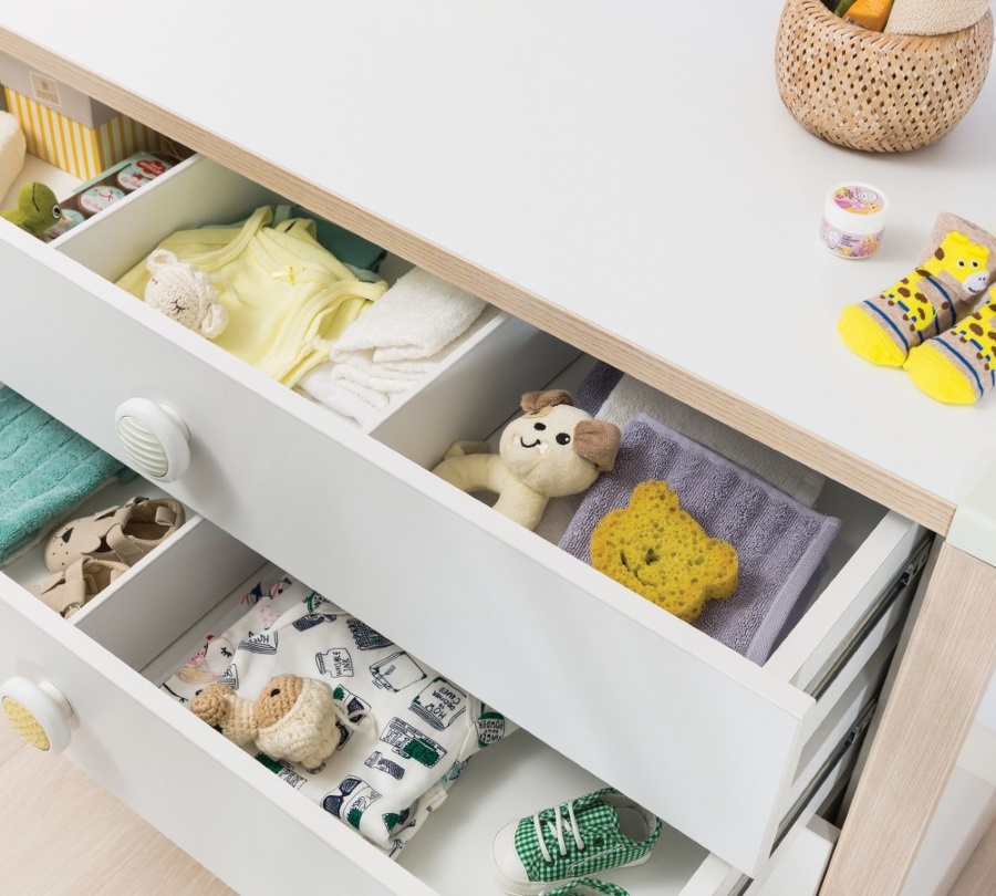 Detská zásuvková komoda beatrice - dub svetlý/biela.

 

Prinášame vám komodu Beatrice, ktorá sa bude skvele vynímať najmä v detskej izbe a poskytne vám toľko potrebný úložný priestor.

 

Rohy komody Beatrice sú vybavené ochrannými lištami, ktoré zvyšujú bezpečnosť nábytku.

 

Všetok nábytok patriaci do kolekcie Beatrice nájdete nižšie v súvisiacich produktoch.