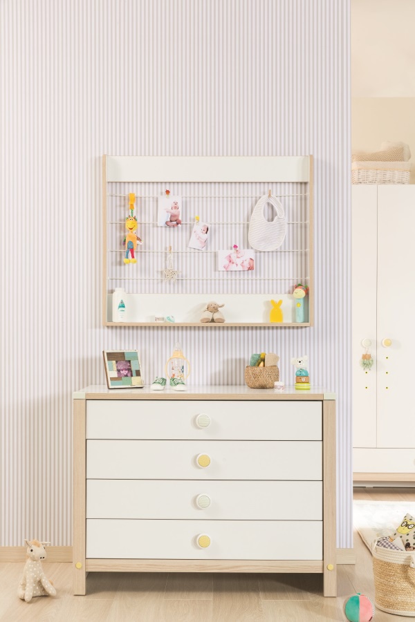 Detská zásuvková komoda beatrice - dub svetlý/biela.

 

Prinášame vám komodu Beatrice, ktorá sa bude skvele vynímať najmä v detskej izbe a poskytne vám toľko potrebný úložný priestor.

 

Rohy komody Beatrice sú vybavené ochrannými lištami, ktoré zvyšujú bezpečnosť nábytku.

 

Všetok nábytok patriaci do kolekcie Beatrice nájdete nižšie v súvisiacich produktoch.