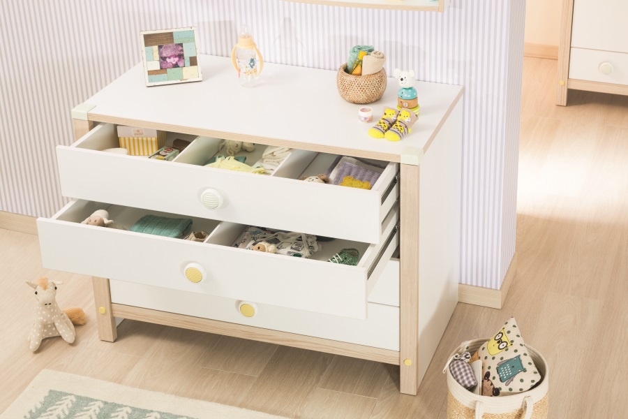 Detská zásuvková komoda beatrice - dub svetlý/biela.

 

Prinášame vám komodu Beatrice, ktorá sa bude skvele vynímať najmä v detskej izbe a poskytne vám toľko potrebný úložný priestor.

 

Rohy komody Beatrice sú vybavené ochrannými lištami, ktoré zvyšujú bezpečnosť nábytku.

 

Všetok nábytok patriaci do kolekcie Beatrice nájdete nižšie v súvisiacich produktoch.