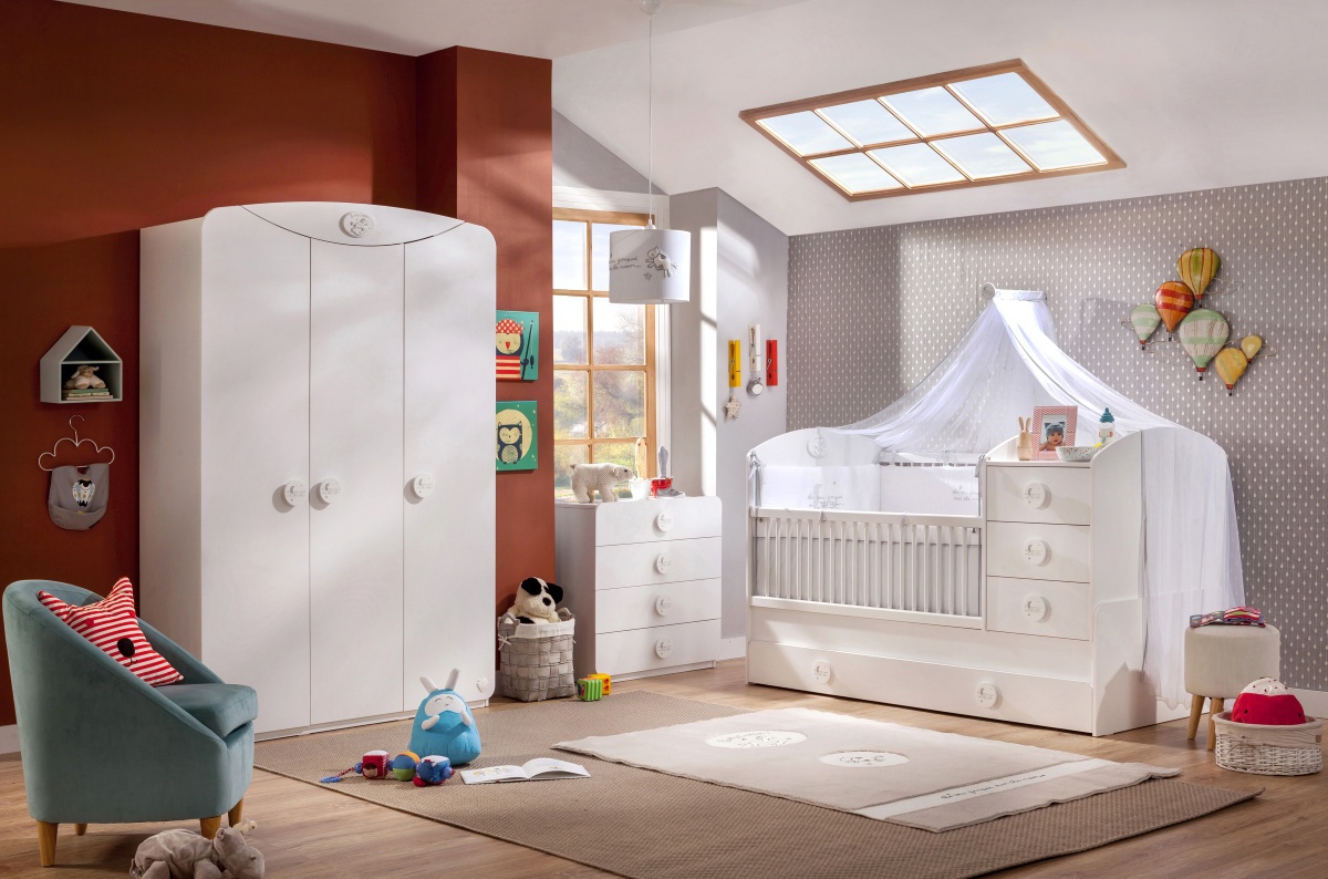 Detská izba chloe iii - biela.

 

Detská rastúca postieľka s výsuvom Chloe ponúka priestor pre matrac po celej svojej dĺžke a na jej postraniciach je pripevnený prebaľovací pult s rozmermi 84x47cm (h, š).

 

Zásuvková komoda je rozdelená na štyri zásuvky, prakticky rozdelené prepážkami tak, aby ste mali lepší prehľad a aby sa vám v zásuvkách lepšie udržiaval poriadok.

 

Trojdverová šatníková skriňa Chloe vás veľmi milo prekvapí svojim vnútorným delením.

 

Detská izba Chloe III sa skladá z týchto prvkov:


	Detská rastúca postieľka s výsuvom Chloe - 89x111x183cm (š, v, h)
	Zásuvková komoda Chloe - 77x80x41cm (š, v, h)
	Trojdverová šatníková skriňa Chloe - 133x201x54cm (š, v, h)


 

Všetok nábytok patriaci do kolekcie Chloe nájdete nižšie v súvisiacich produktoch.