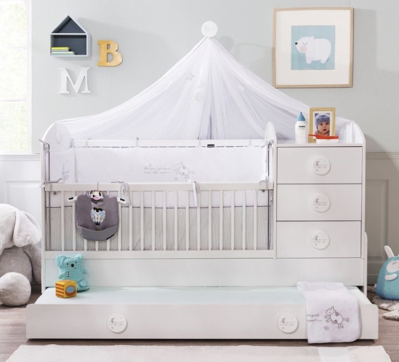 Detská rastúca postieľka 80x180cm so zásuvkou chloe - biela.

 

Pod prebaľovacím pultom nájdete veľa úložného priestoru v dvoch zásuvkách, ktoré skvele využijete na oblečenie, detskú kozmetiku, plienky a všetky ďalšie nevyhnutnosti, ktoré tak máte neustále pri ruke.

 

Teleskopické priečky môžete nechať zo začiatku v nižšej polohe, aby ste sa nemuseli do postieľky toľko predkláňať.

 

V spodnej časti postieľky je priestranná zásuvka.

 

Až nebude potrebné využívať prebaľovací pult a nastane pre vaše dieťa ten správny čas výmeny postieľky za detskú posteľ, jednoducho rastúce postieľku podľa montážneho návodu rozložíte.

 

Všetky jednotlivé diely tejto postieľky sú pre väčšiu bezpečnosť opatrené zaoblenými hranami.

 

Rozmery rastúci postieľky s prebaľovacím pultom Chloe sú 89x111x183cm (š, v, h).

 

Všetok nábytok patriaci do kolekcie Chloe nájdete nižšie v súvisiacich produktoch.