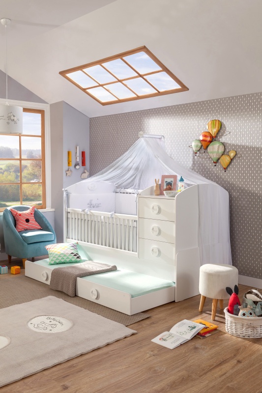 Detská rastúca postieľka 80x180cm so zásuvkou chloe - biela.

 

Pod prebaľovacím pultom nájdete veľa úložného priestoru v dvoch zásuvkách, ktoré skvele využijete na oblečenie, detskú kozmetiku, plienky a všetky ďalšie nevyhnutnosti, ktoré tak máte neustále pri ruke.

 

Teleskopické priečky môžete nechať zo začiatku v nižšej polohe, aby ste sa nemuseli do postieľky toľko predkláňať.

 

V spodnej časti postieľky je priestranná zásuvka.

 

Až nebude potrebné využívať prebaľovací pult a nastane pre vaše dieťa ten správny čas výmeny postieľky za detskú posteľ, jednoducho rastúce postieľku podľa montážneho návodu rozložíte.

 

Všetky jednotlivé diely tejto postieľky sú pre väčšiu bezpečnosť opatrené zaoblenými hranami.

 

Rozmery rastúci postieľky s prebaľovacím pultom Chloe sú 89x111x183cm (š, v, h).

 

Všetok nábytok patriaci do kolekcie Chloe nájdete nižšie v súvisiacich produktoch.