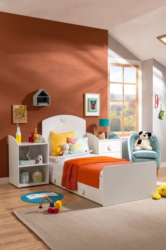 Detská rastúca postieľka 80x180cm so zásuvkou chloe - biela.

 

Pod prebaľovacím pultom nájdete veľa úložného priestoru v dvoch zásuvkách, ktoré skvele využijete na oblečenie, detskú kozmetiku, plienky a všetky ďalšie nevyhnutnosti, ktoré tak máte neustále pri ruke.

 

Teleskopické priečky môžete nechať zo začiatku v nižšej polohe, aby ste sa nemuseli do postieľky toľko predkláňať.

 

V spodnej časti postieľky je priestranná zásuvka.

 

Až nebude potrebné využívať prebaľovací pult a nastane pre vaše dieťa ten správny čas výmeny postieľky za detskú posteľ, jednoducho rastúce postieľku podľa montážneho návodu rozložíte.

 

Všetky jednotlivé diely tejto postieľky sú pre väčšiu bezpečnosť opatrené zaoblenými hranami.

 

Rozmery rastúci postieľky s prebaľovacím pultom Chloe sú 89x111x183cm (š, v, h).

 

Všetok nábytok patriaci do kolekcie Chloe nájdete nižšie v súvisiacich produktoch.