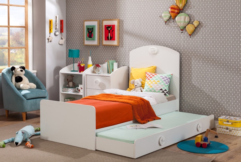 Detská rastúca postieľka 80x180cm so zásuvkou chloe - biela.

 

Pod prebaľovacím pultom nájdete veľa úložného priestoru v dvoch zásuvkách, ktoré skvele využijete na oblečenie, detskú kozmetiku, plienky a všetky ďalšie nevyhnutnosti, ktoré tak máte neustále pri ruke.

 

Teleskopické priečky môžete nechať zo začiatku v nižšej polohe, aby ste sa nemuseli do postieľky toľko predkláňať.

 

V spodnej časti postieľky je priestranná zásuvka.

 

Až nebude potrebné využívať prebaľovací pult a nastane pre vaše dieťa ten správny čas výmeny postieľky za detskú posteľ, jednoducho rastúce postieľku podľa montážneho návodu rozložíte.

 

Všetky jednotlivé diely tejto postieľky sú pre väčšiu bezpečnosť opatrené zaoblenými hranami.

 

Rozmery rastúci postieľky s prebaľovacím pultom Chloe sú 89x111x183cm (š, v, h).

 

Všetok nábytok patriaci do kolekcie Chloe nájdete nižšie v súvisiacich produktoch.