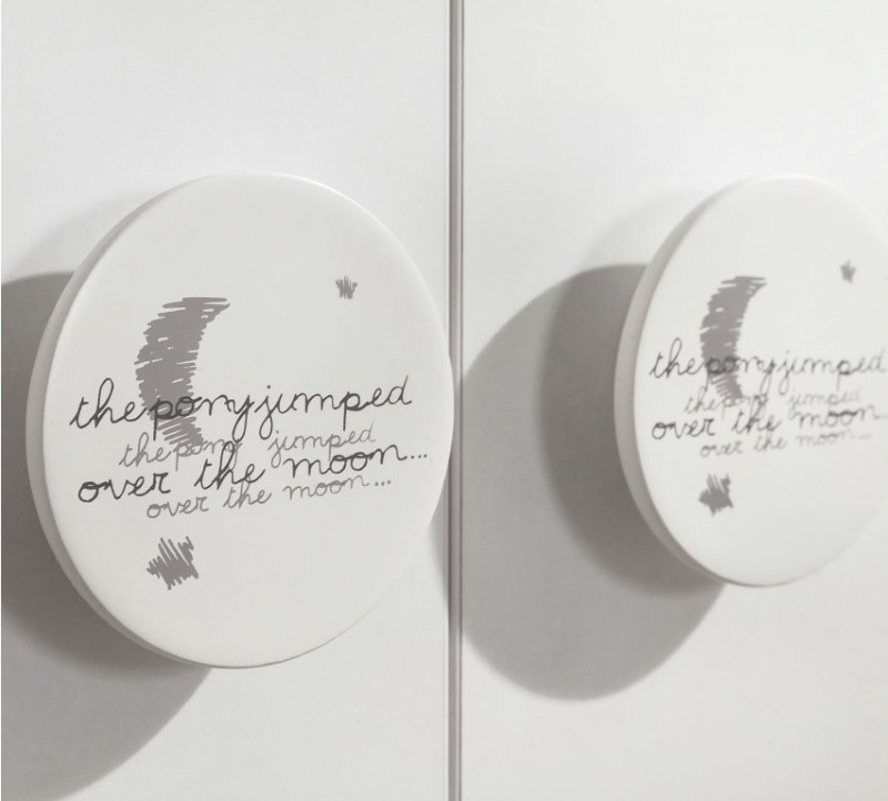 Dvojdverová šatníková skriňa chloe - biela.

 

Ľavá polovica skrine ponúka policovú časť, pravá polovica je predovšetkým venovaná dvom visiacim plochám, ktoré predstavujú dve šatníkové tyče na menšie oblečenie, umiestnené prakticky nad sebou.

 

Skriňa je tiež opatrená vzduchovými brzdami pántov pre tiché a bezpečné zatváranie dverí.

 

Rozmery dvojdverové šatňové skrine Chloe sú 101x201x54cm (š, v, h)

 

Všetok nábytok patriaci do kolekcie Chloe nájdete nižšie v súvisiacich produktoch.