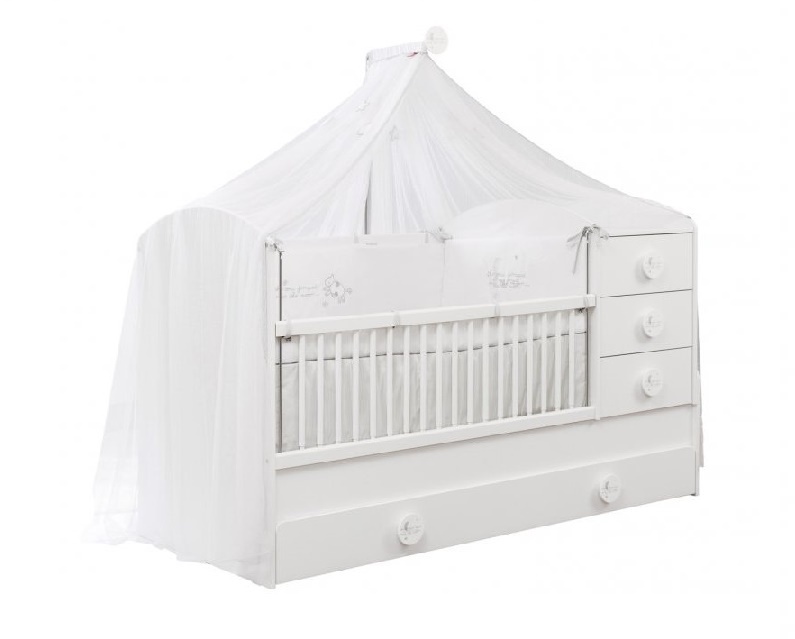 Detská izba chloe ii - biela.

 

Detská rastúca postieľka s výsuvom Chloe ponúka priestor pre matrac po celej svojej dĺžke a na jej postraniciach je pripevnený prebaľovací pult s rozmermi 84x47cm (h, š).

 

Nebesia nad postieľku navodzujú novorodenci pocit bezpečia, chráni postieľku pred usadzovaním prachu a v letných mesiacoch aj pred lietavými hmyzom.

 

Zásuvková komoda je rozdelená na štyri zásuvky, prakticky rozdelené prepážkami tak, aby ste mali lepší prehľad a aby sa vám v zásuvkách lepšie udržiaval poriadok.

 

Nástenná polica je ideálny na zavesenie nad detskú postieľku, aby ste mali všetko potrebné vždy po ruke.

 

Dvojdverová šatníková skriňa vás veľmi milo prekvapí svojim vnútorným delením.

 

Detská izba Chloe II sa skladá z týchto prvkov:


	Detská rastúca postieľka s výsuvom Chloe - 89x111x183cm (š, v, h)
	Nebesia nad postieľku Chloe - 300x220x40cm (š, v, h)
	Zásuvková komoda Chloe - 77x80x41cm (š, v, h)
	Závesná polica Chloe - 86x15x18cm (š, v, h)
	Dvojdverová šatníková skriňa Chloe - 101x201x54cm (š, v, h)


 

Všetok nábytok patriaci do kolekcie Chloe nájdete nižšie v súvisiacich produktoch.