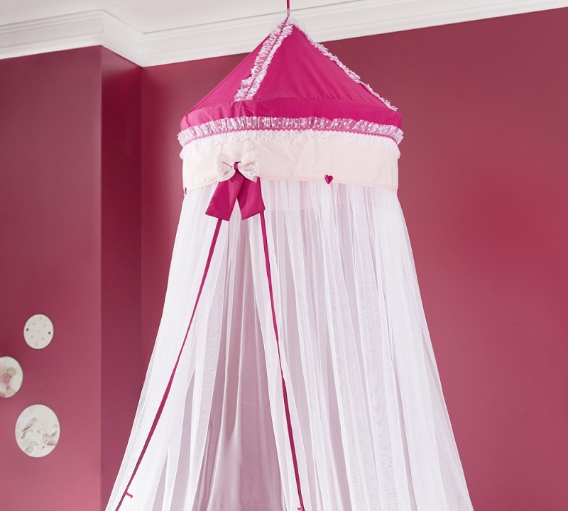 Nebesia nad posteľ rosie - ružová/biela.