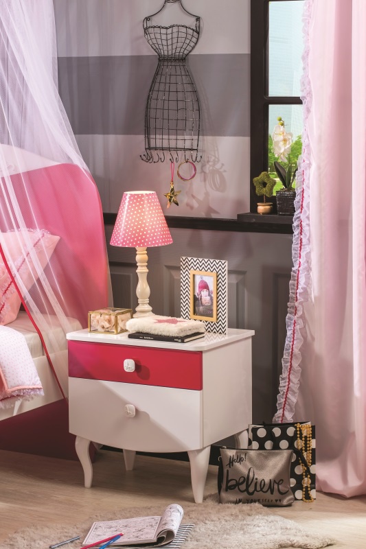 Detský nočný stolík rosie - biela/rubínová.

 

Nočný stolík Rosie sa môže pochváliť dvoma zásuvkami.

 

Nočný stolík bielej farby vo vysokom lesku obohatený o rubínovú farbu sa javí nadčasovým štýlom a nadchne tak každú dievča.

 

Nočný stolík Rosie je vyrobený z kvalitného lamina, ktorého veľkou prednosťou je dobrá odolnosť proti poškodeniu a jednoduchá údržba.

 

Všetok nábytok patriaci do kolekcie Rosie nájdete nižšie v súvisiacich produktoch.