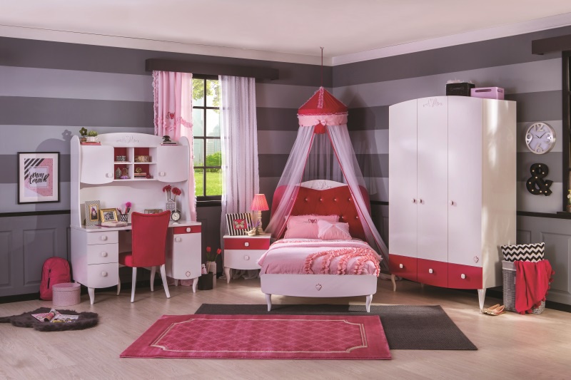 Detský nočný stolík rosie - biela/rubínová.

 

Nočný stolík Rosie sa môže pochváliť dvoma zásuvkami.

 

Nočný stolík bielej farby vo vysokom lesku obohatený o rubínovú farbu sa javí nadčasovým štýlom a nadchne tak každú dievča.

 

Nočný stolík Rosie je vyrobený z kvalitného lamina, ktorého veľkou prednosťou je dobrá odolnosť proti poškodeniu a jednoduchá údržba.

 

Všetok nábytok patriaci do kolekcie Rosie nájdete nižšie v súvisiacich produktoch.