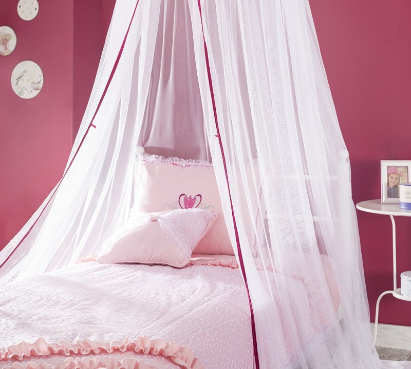 Nebesia nad posteľ rosie - ružová/biela.