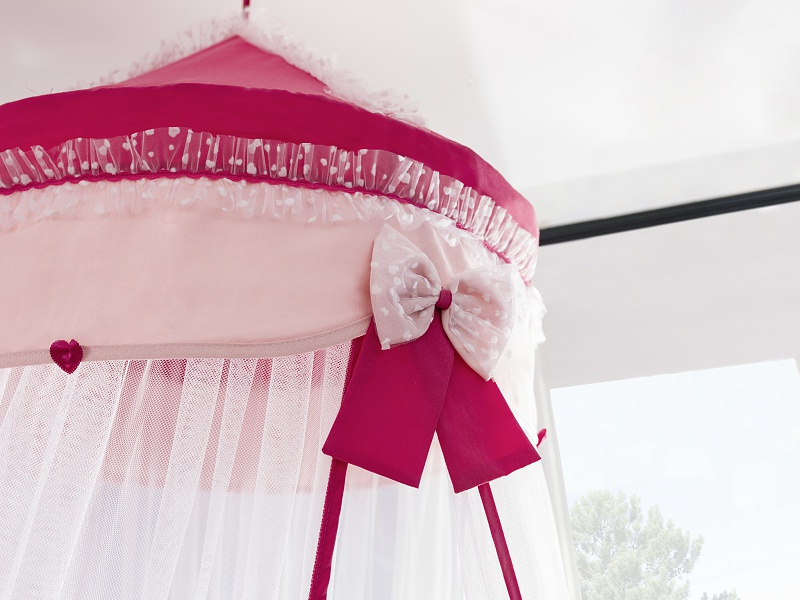 Nebesia nad posteľ rosie - ružová/biela.