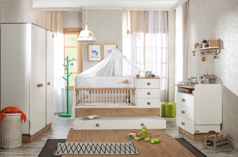 Detská trojdverová šatníková skriňa ellie - biela/dub svetlý.

 

Šatníková skriňa Ellie ponúka naozaj veľké množstvo úložného priestoru.

 

Úchytky z masívneho dreva sú skvelým doplnením skrine.

 

Všetok nábytok patriaci do kolekcie Ellie nájdete nižšie v súvisiacich produktoch.