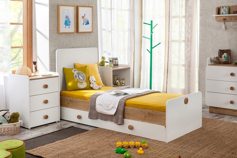 Rastúca postieľka ellie so zásuvkou a nebesami - biela/dub svetlý.

 

Postieľka je ladená do bielej farby kombinované s dekorom prírodného dreva a bude sa tak skvele vynímať v izbičke pre dievčatko aj chlapčeka.

 

Vo verzii detskej postieľky je súčasťou zásuvka, prebaľovací pult a pohyblivá bočnice (teleskopické priečky).

 

Keď dieťa povyrastie, postieľku jednoducho prestaviate do podoby detskej postele.

 

Postieľka je vyrobená z kvalitného lamina.

 

Vyobrazená posteľná súprava nie je súčasťou postieľky, avšak je možné ju zaobstarať zvlášť.

 

Všetok nábytok patriaci do kolekcie Ellie nájdete nižšie v súvisiacich produktoch.