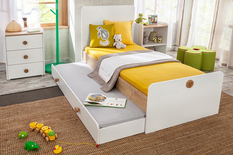 Rastúca postieľka ellie so zásuvkou a nebesami - biela/dub svetlý.

 

Postieľka je ladená do bielej farby kombinované s dekorom prírodného dreva a bude sa tak skvele vynímať v izbičke pre dievčatko aj chlapčeka.

 

Vo verzii detskej postieľky je súčasťou zásuvka, prebaľovací pult a pohyblivá bočnice (teleskopické priečky).

 

Keď dieťa povyrastie, postieľku jednoducho prestaviate do podoby detskej postele.

 

Postieľka je vyrobená z kvalitného lamina.

 

Vyobrazená posteľná súprava nie je súčasťou postieľky, avšak je možné ju zaobstarať zvlášť.

 

Všetok nábytok patriaci do kolekcie Ellie nájdete nižšie v súvisiacich produktoch.