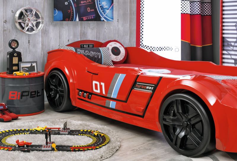 Detská posteľ auto deluxe 90x195cm - červená.

 

Matrac je na rošte zapustená nižšie do vnútornej časti a tým dáva možnosť vyniknúť bočniciam, ktoré prispievajú k väčšej bezpečnosti dieťaťa pri spánku, u ktorého tak nehrozí pretočenie z postele na zem.

 

Posteľ dodávame vrátane kvalitného dierovaného roštu, ktorý sa umiestňuje na spevnený kovový rám.

Rozmery postele auto DELUXE sú 126x66x225cm (š, v, h), posteľná plocha postele je 90x195cm

 

K posteli v tvare auta odporúčame nábytok z kolekcie Rally, ktorý nájdete nižšie v súvisiacich produktoch.

 

 



 

 