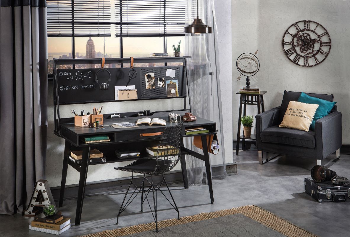 Študentský pracovný kút nebula - čierna/sivá.

 

Študentský písací stôl Nebula vás, okrem priestranné pracovnej dosky v šedom dekore imitácia kameňa, ktorý prestupuje celou kolekciou nábytku, na prvý pohľad upúta čiernymi kovovými nohami.

 

Nadstavec nad stôl Nebula je predovšetkým multifukčný prvok, ktorý ocení každý študent.

 

Dizajnová stolička v industriálnom štýle a farbe čiernej ako noc, sa bude skvele vynímať v každom modernom priestore.

 

Študentský pracovný kút sa skladá z týchto prvkov:


	Veľký študentský stôl s nástavcom Nebula - 134x146x62cm (š, v, h)
	Kovová stolička s polstrovaním Nebula - 53x82x45cm (š, v, h)


 

Všetok nábytok patriaci do kolekcie Nebula nájdete nižšie v súvisiacich produktoch.