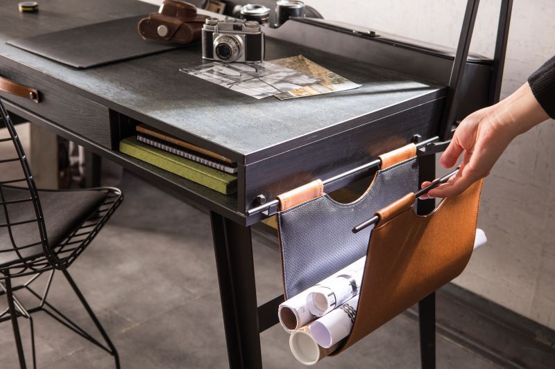 Veľký písací stôl nebula - sivá/čierna.

 

Pod pracovnou doskou nájdeme v prostrednej časti priestrannú úzku zásuvku, ktorej šírka zodpovedá 1/2 šírky pracovnej dosky, zdobenou úchytkou z hnedej ekokože.

 

V zadnej časti hornej dosky nás stôl poteší ďalšími úložnými priestormi.

 

Na tento písací stôl vám môžeme odporučiť nadstavec, ktorý nájdete v súvisiacich produktoch nižšie.

 

Rozmery veľkého písacieho stola Nebula sú 134x80x62cm (š, v, h)

 

Všetok nábytok patriaci do kolekcie Nebula nájdete nižšie v súvisiacich produktoch.