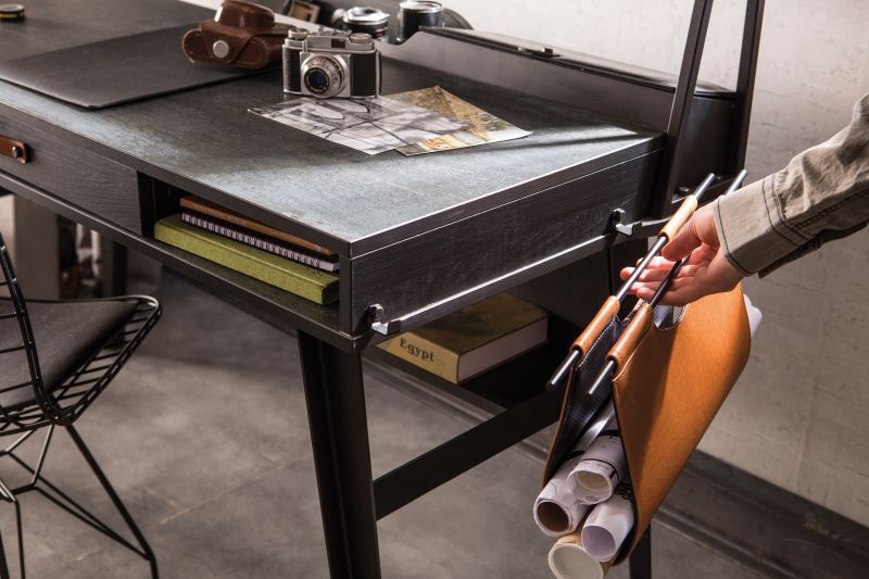 Veľký písací stôl nebula - sivá/čierna.

 

Pod pracovnou doskou nájdeme v prostrednej časti priestrannú úzku zásuvku, ktorej šírka zodpovedá 1/2 šírky pracovnej dosky, zdobenou úchytkou z hnedej ekokože.

 

V zadnej časti hornej dosky nás stôl poteší ďalšími úložnými priestormi.

 

Na tento písací stôl vám môžeme odporučiť nadstavec, ktorý nájdete v súvisiacich produktoch nižšie.

 

Rozmery veľkého písacieho stola Nebula sú 134x80x62cm (š, v, h)

 

Všetok nábytok patriaci do kolekcie Nebula nájdete nižšie v súvisiacich produktoch.