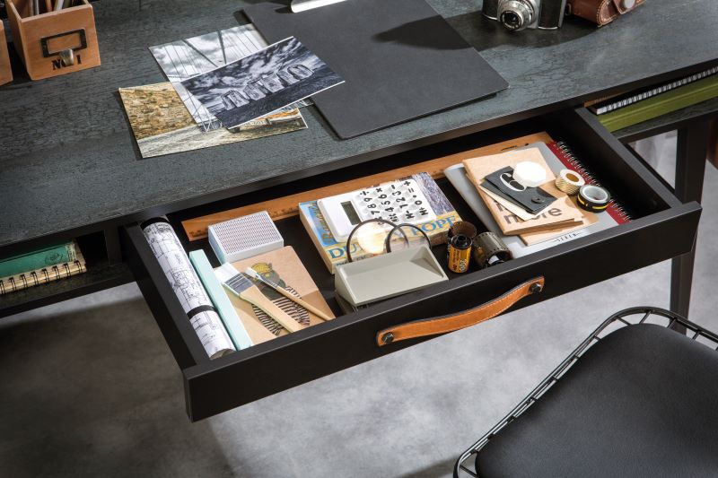 Veľký písací stôl nebula - sivá/čierna.

 

Pod pracovnou doskou nájdeme v prostrednej časti priestrannú úzku zásuvku, ktorej šírka zodpovedá 1/2 šírky pracovnej dosky, zdobenou úchytkou z hnedej ekokože.

 

V zadnej časti hornej dosky nás stôl poteší ďalšími úložnými priestormi.

 

Na tento písací stôl vám môžeme odporučiť nadstavec, ktorý nájdete v súvisiacich produktoch nižšie.

 

Rozmery veľkého písacieho stola Nebula sú 134x80x62cm (š, v, h)

 

Všetok nábytok patriaci do kolekcie Nebula nájdete nižšie v súvisiacich produktoch.