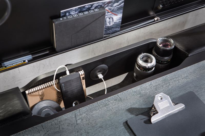 Veľký písací stôl nebula - sivá/čierna.

 

Pod pracovnou doskou nájdeme v prostrednej časti priestrannú úzku zásuvku, ktorej šírka zodpovedá 1/2 šírky pracovnej dosky, zdobenou úchytkou z hnedej ekokože.

 

V zadnej časti hornej dosky nás stôl poteší ďalšími úložnými priestormi.

 

Na tento písací stôl vám môžeme odporučiť nadstavec, ktorý nájdete v súvisiacich produktoch nižšie.

 

Rozmery veľkého písacieho stola Nebula sú 134x80x62cm (š, v, h)

 

Všetok nábytok patriaci do kolekcie Nebula nájdete nižšie v súvisiacich produktoch.