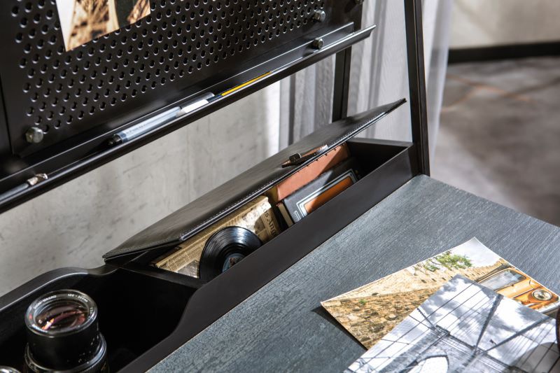 Veľký písací stôl nebula - sivá/čierna.

 

Pod pracovnou doskou nájdeme v prostrednej časti priestrannú úzku zásuvku, ktorej šírka zodpovedá 1/2 šírky pracovnej dosky, zdobenou úchytkou z hnedej ekokože.

 

V zadnej časti hornej dosky nás stôl poteší ďalšími úložnými priestormi.

 

Na tento písací stôl vám môžeme odporučiť nadstavec, ktorý nájdete v súvisiacich produktoch nižšie.

 

Rozmery veľkého písacieho stola Nebula sú 134x80x62cm (š, v, h)

 

Všetok nábytok patriaci do kolekcie Nebula nájdete nižšie v súvisiacich produktoch.