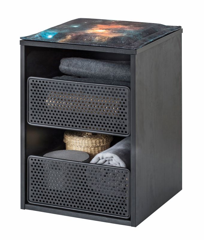 Kontajner do šatníkovej skrine nebula - čierna/sivá.

 

Čelá zásuviek sú zdobená čiernym dierovaným plechom, čo prispieva nielen k lepšiemu vetraniu uložených predmetov, ale zároveň je to veľmi pekné.

 

Rozmery kontajnera do šatníkovej skrine Nebula sú 40x57x38cm (š, v, h).

 

Všetok nábytok patriaci do kolekcie Nebula nájdete nižšie v súvisiacich produktoch.