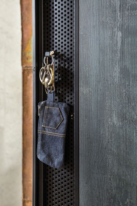 Šatníková skriňa s posuvnými dvermi nebula - sivá/čierna.

 

Skriňa je opatrená kvalitným kovaním pre ľahký posuv dverí a úložný priestor, ktorý sa za nimi skrýva, je fascinujúci.

 

Do pravej časti skrine možno dokúpiť kontajner do šatníkovej skrine Nebula, ktorý skriňu obohatí dvoma zásuvkami navyše.

 

Rozmery šatňové skrine s posuvnými dverami Nebula sú 162x210x58cm (š, v, h).

 

Všetok nábytok patriaci do kolekcie Nebula nájdete nižšie v súvisiacich produktoch.