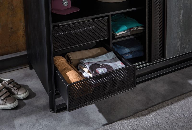 Šatníková skriňa s posuvnými dvermi nebula - sivá/čierna.

 

Skriňa je opatrená kvalitným kovaním pre ľahký posuv dverí a úložný priestor, ktorý sa za nimi skrýva, je fascinujúci.

 

Do pravej časti skrine možno dokúpiť kontajner do šatníkovej skrine Nebula, ktorý skriňu obohatí dvoma zásuvkami navyše.

 

Rozmery šatňové skrine s posuvnými dverami Nebula sú 162x210x58cm (š, v, h).

 

Všetok nábytok patriaci do kolekcie Nebula nájdete nižšie v súvisiacich produktoch.