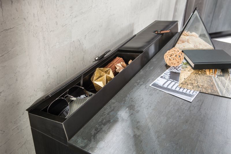 Zásuvková komoda nebula - sivá/čierna.

 

Predná noha je v čiernej farbe, vyrobená z kovového materiálu s kvalitnou povrchovou úpravou.

 

Rozmery zásuvkové komody Nebula sú 78x87x48cm (š, v, h)

 

Všetok nábytok patriaci do kolekcie Nebula nájdete nižšie v súvisiacich produktoch.