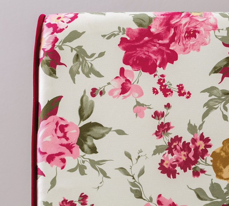 Vintage stolička na kolieskach orchid so vzorom - kvety.