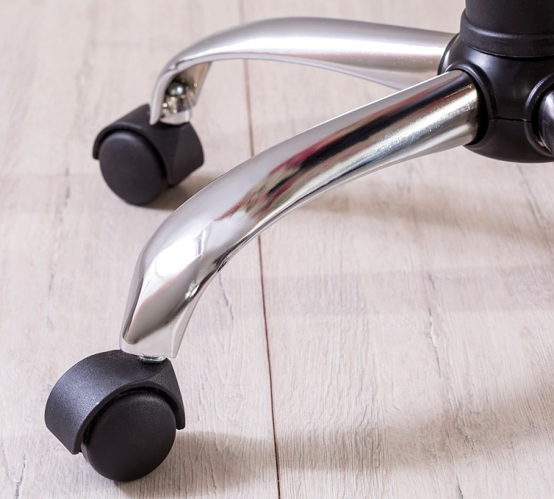 Vintage stolička na kolieskach orchid so vzorom - kvety.