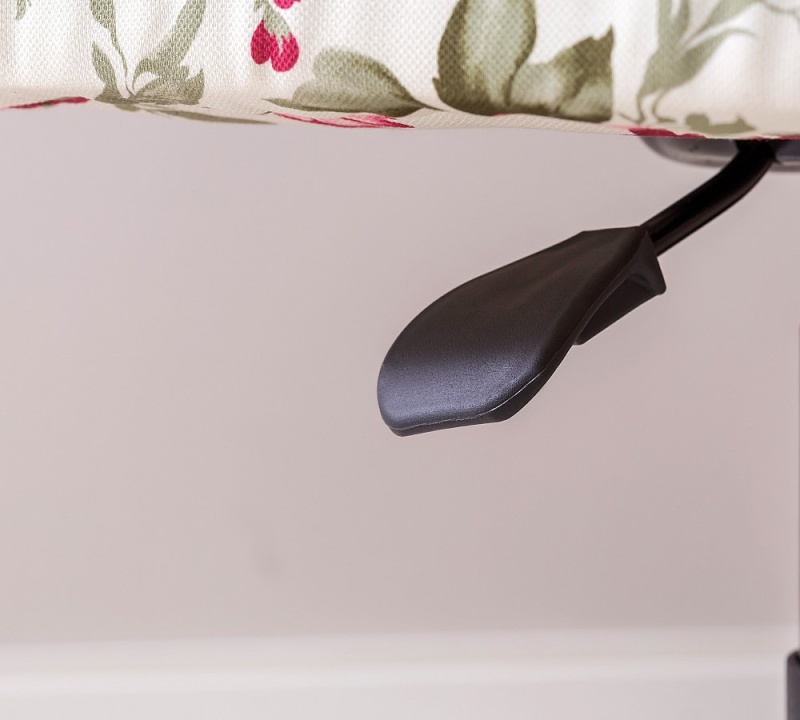 Vintage stolička na kolieskach orchid so vzorom - kvety.