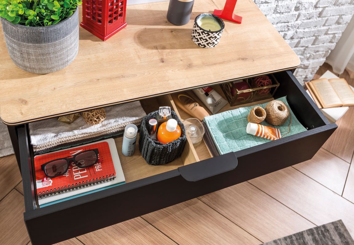 Zásuvková komoda sirius - dub čierny/dub zlatý.

 

Zásuvková komoda Sirius je vyrobená z lamina v dekore čierny dub, horná doska a čelo najspodnejšej zásuvky potom v dekore dub zlatý, čo je veľmi osviežujúci.

 

Rozmery zásuvkové komody Sirius sú 86x94x46cm (š, v, h)

 

Všetok nábytok patriaci do kolekcie Sirius nájdete nižšie v súvisiacich produktoch.