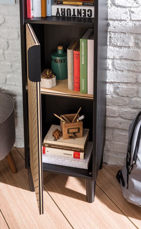 Úzka knižnica sirius - dub čierny/dub zlatý.

 

V hornej otvorenej časti sú teda dve poličky, jedna užšší na drobné dekorácie a druhá vyšší, kam jednoznačne patrí vystaviť veľkej knihy a slovníky.

 

Uchytenie na stenu je súčasťou produktu a zabraňuje nečakanému prevrhnutiu nábytku na zem.

 

Rozmery úzke knižnice Sirius sú 34x146x29cm (š, v, h)

 

Všetok nábytok patriaci do kolekcie Sirius nájdete nižšie v súvisiacich produktoch.