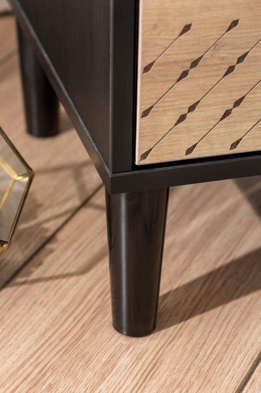 Úzka knižnica sirius - dub čierny/dub zlatý.

 

V hornej otvorenej časti sú teda dve poličky, jedna užšší na drobné dekorácie a druhá vyšší, kam jednoznačne patrí vystaviť veľkej knihy a slovníky.

 

Uchytenie na stenu je súčasťou produktu a zabraňuje nečakanému prevrhnutiu nábytku na zem.

 

Rozmery úzke knižnice Sirius sú 34x146x29cm (š, v, h)

 

Všetok nábytok patriaci do kolekcie Sirius nájdete nižšie v súvisiacich produktoch.