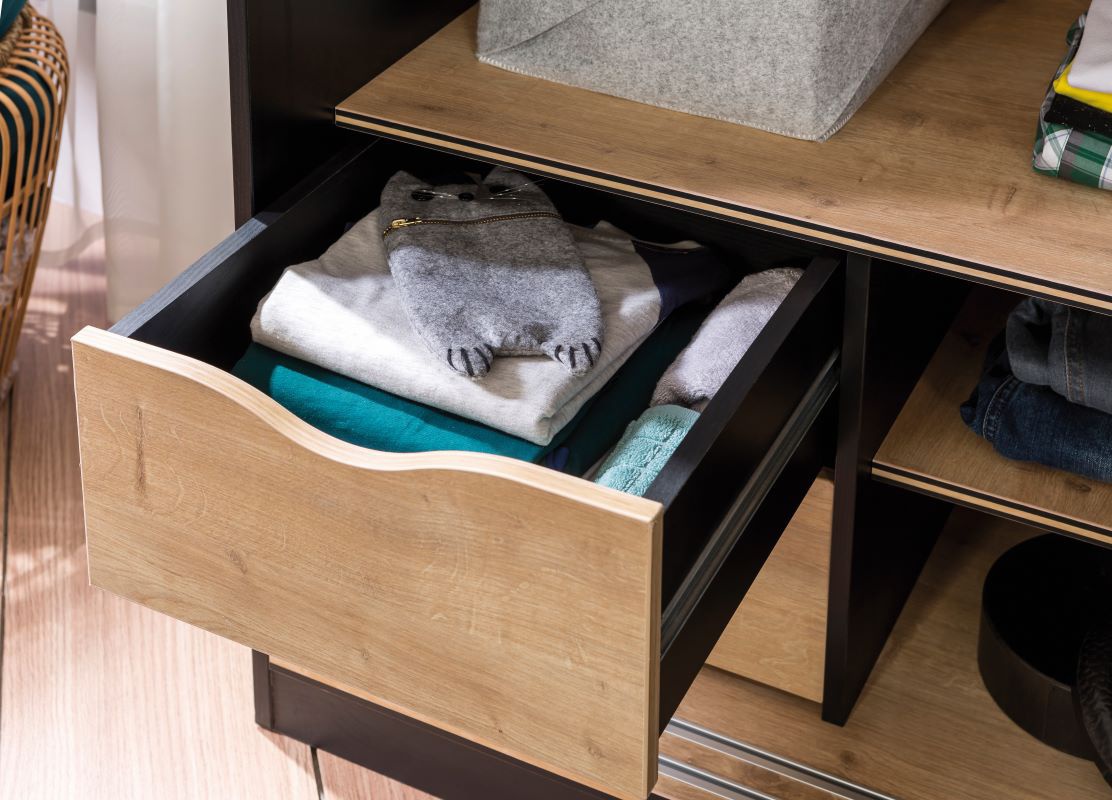 Šatníková skriňa s posuvnými dverami sirius - dub čierny/dub zlatý.

 

Vnútorný priestor skrine je veľmi vyvážene delený.

 

Chrbát skrine je navyše obohatený o vetracie otvory, čo prispieva k lepšiemu vetranie uložených vecí. Istenie na stenu, aby nedošlo k preklopeniu skrine, je súčasťou produktu.

 

Rozmery šatňové skrine s posuvnými dverami Sirius sú 164x206x59cm (š, v, h) 